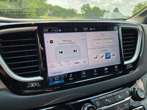 Used 2025 Chrysler Pacifica Select FWD image 18