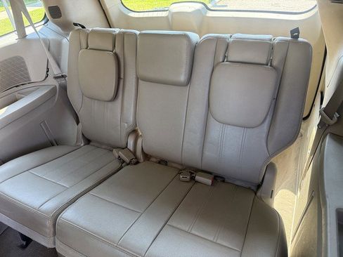 Used 2015 Chrysler Town & Country Touring image 11