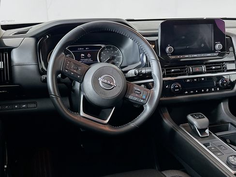 Used 2025 Nissan Pathfinder SV image 18