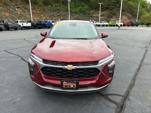 Used 2024 Chevrolet Trax LT w/ Driver Confidence Package FWD image 2