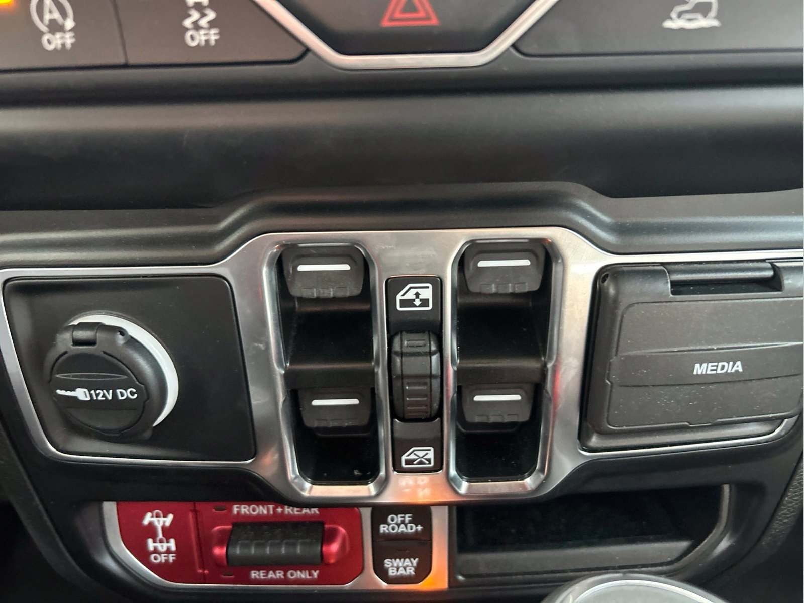 Certified 2023 Jeep Gladiator Rubicon w/ LED Lighting Group AWD/4WD image 32