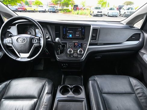 Used 2017 Toyota Sienna SE FWD image 30