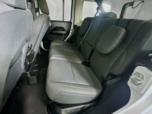 Used 2025 Jeep Wrangler Sahara image 25