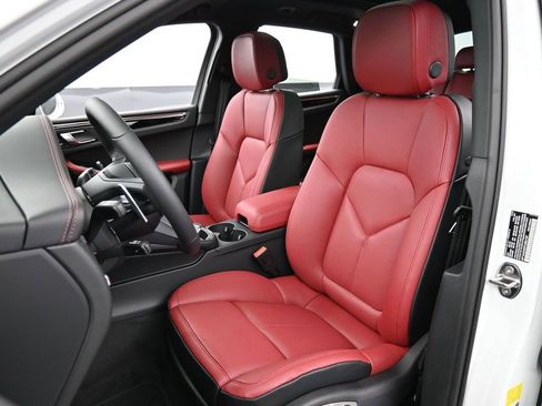 New 2026 Porsche Macan image 5