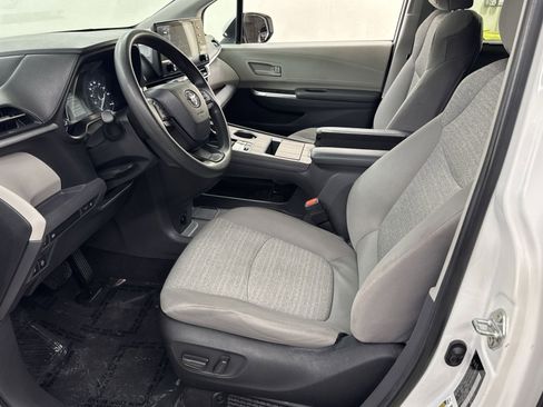 Used 2024 Toyota Sienna LE FWD image 16