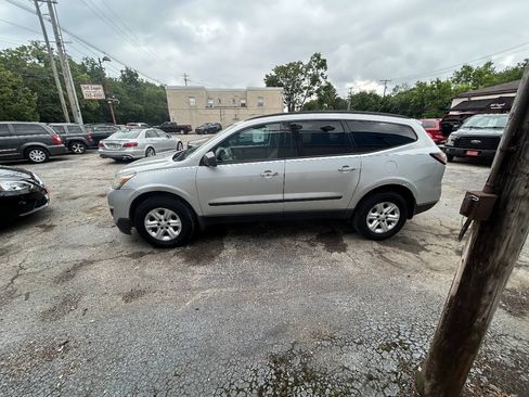 Used 2013 Chevrolet Traverse LS FWD image 3