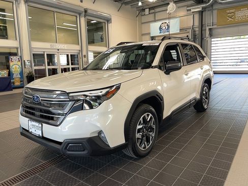 Used 2025 Subaru Forester Premium AWD/4WD image 3