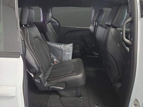 New 2026 Chrysler Pacifica Select image 31