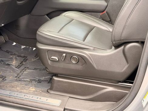 Used 2024 GMC Yukon XL Denali RWD image 26