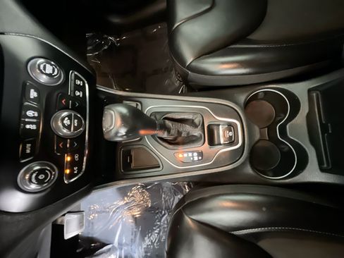 Used 2019 Jeep Cherokee Latitude Plus w/ Comfort/Convenience Group FWD image 25