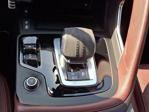 Certified 2024 Jaguar E-PACE R-Dynamic SE image 15