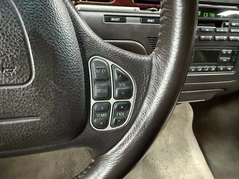 Used 2003 Lincoln Town Car Executive RWD image 14
