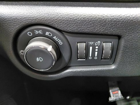 Used 2025 Chrysler Pacifica Select image 37