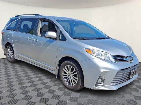 Used 2019 Toyota Sienna XLE w/ XLE Navigation Package FWD image 2