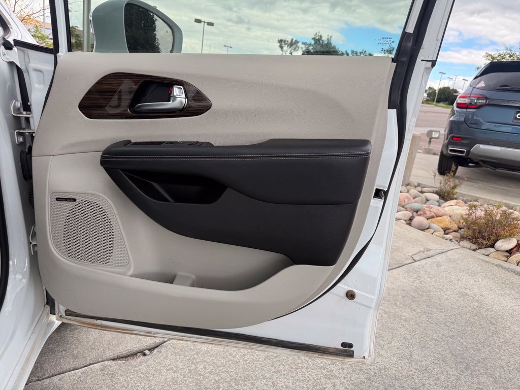 Used 2022 Chrysler Pacifica Limited FWD image 27