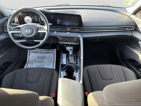 Used 2025 Hyundai Elantra SEL FWD image 17