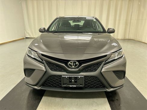 Used 2020 Toyota Camry image 3