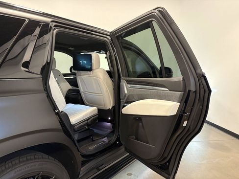 Used 2026 Cadillac Escalade V w/ LPO, ONYX Package AWD/4WD image 41