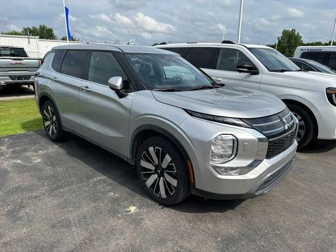 Used 2025 Mitsubishi Outlander SE AWD/4WD image 2