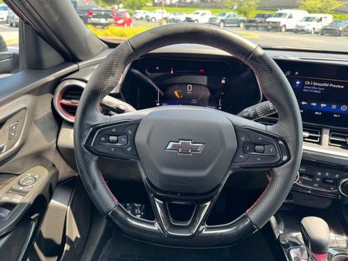 Used 2024 Chevrolet Trax RS w/ Sunroof Package FWD image 12