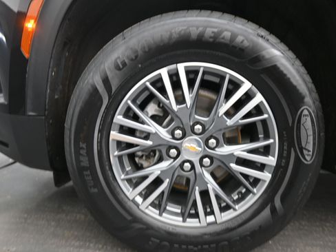 Used 2025 Chevrolet Traverse LT FWD image 11
