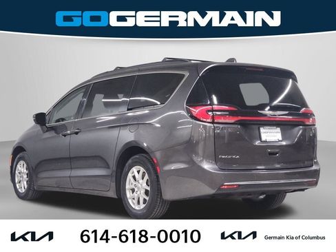 Used 2022 Chrysler Pacifica Touring-L image 10