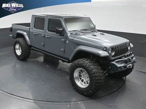 Used 2025 Jeep Gladiator Overland AWD/4WD image 9