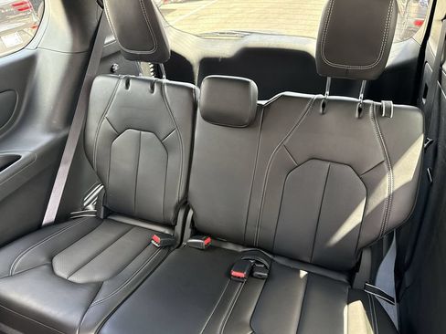 Used 2025 Chrysler Voyager LX FWD image 28