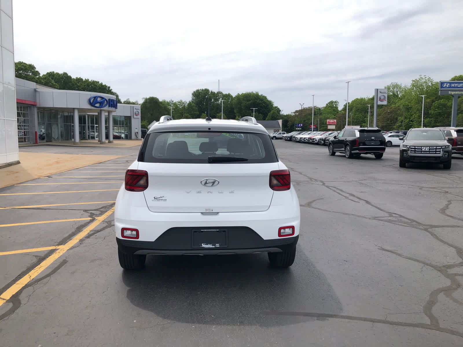 Certified 2025 Hyundai Venue SEL FWD image 6