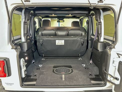 Used 2025 Jeep Wrangler Rubicon AWD/4WD image 19
