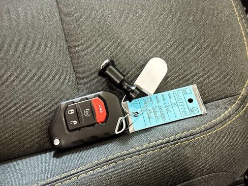 Used 2025 Jeep Wrangler Unlimited Sahara AWD/4WD image 39