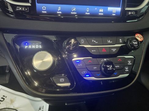 Used 2025 Chrysler Pacifica Select FWD image 28