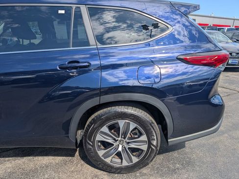 Used 2023 Toyota Highlander XLE FWD image 4
