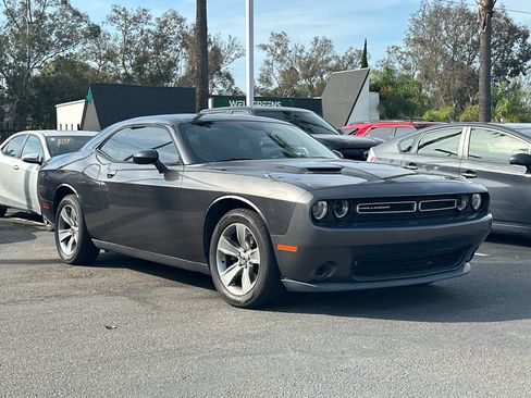 Used 2015 Dodge Challenger SXT RWD image 2