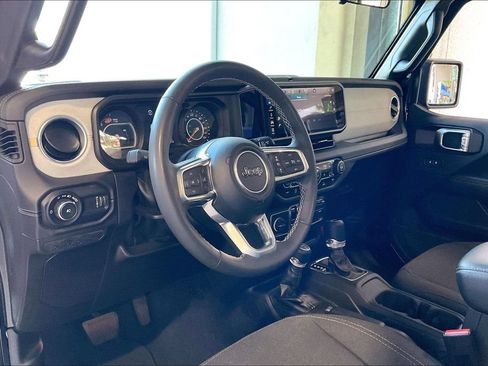 Used 2025 Jeep Wrangler Unlimited Sahara AWD/4WD image 4