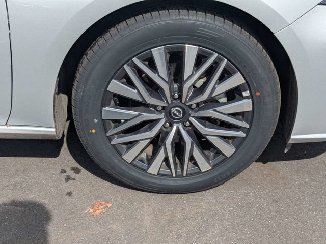 Used 2025 Nissan Altima 2.5 SV FWD image 11