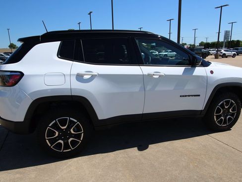 Used 2024 Jeep Compass Trailhawk w/ Trailhawk Convenience Group AWD/4WD image 5