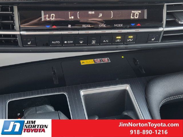 Used 2026 Toyota Sienna XLE FWD image 19
