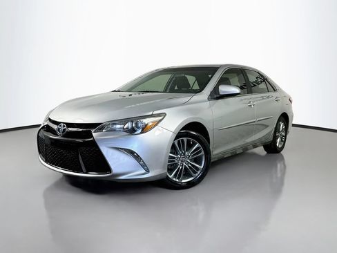 Used 2017 Toyota Camry SE FWD image 3