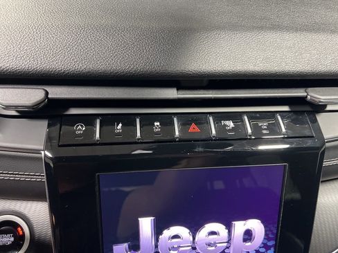 Used 2025 Jeep Grand Cherokee Altitude AWD/4WD image 28