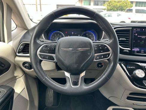 Used 2022 Chrysler Pacifica Touring-L FWD image 15