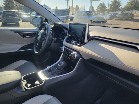 Used 2021 Toyota RAV4 XLE Premium image 21