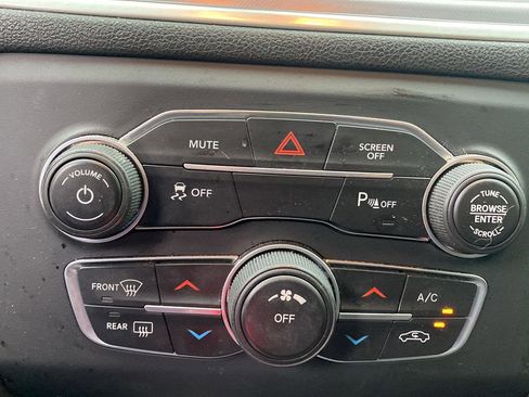 Used 2019 Dodge Charger SXT image 12