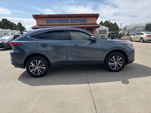 Used 2022 Toyota Venza image 2