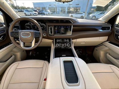 Used 2021 GMC Yukon Denali w/ Denali Premium Package image 3