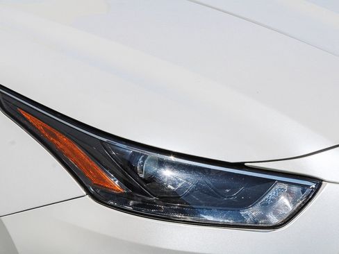 Used 2023 Toyota Highlander XLE FWD image 5