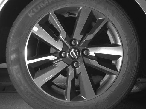 Used 2025 Nissan Versa SV FWD image 15