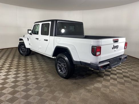 Used 2025 Jeep Gladiator Sport image 23