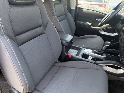 Used 2022 Nissan Frontier 2WD Crew Cab image 16