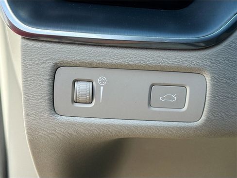 Used 2022 Volvo XC60 B5 Momentum image 11